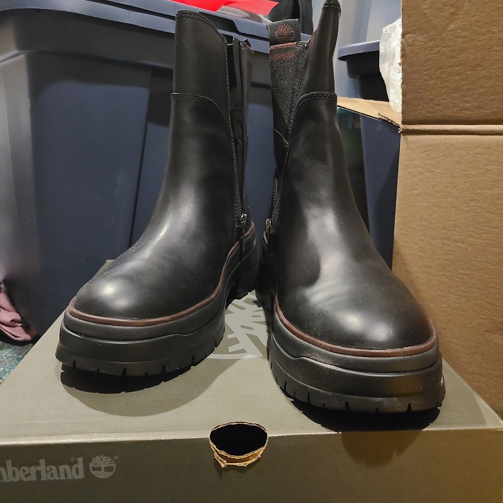 Timberland leather boots size 11 brand new!